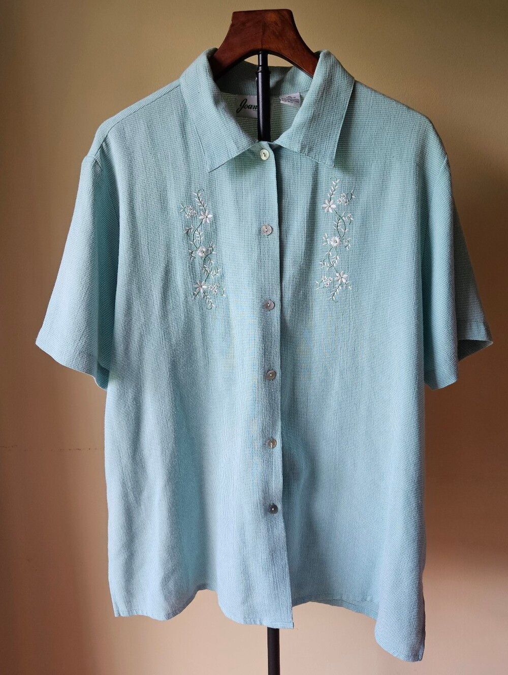Vintage Joanna Light Green Short-Sleeve Button-Up with Floral Embroidery Size XL
